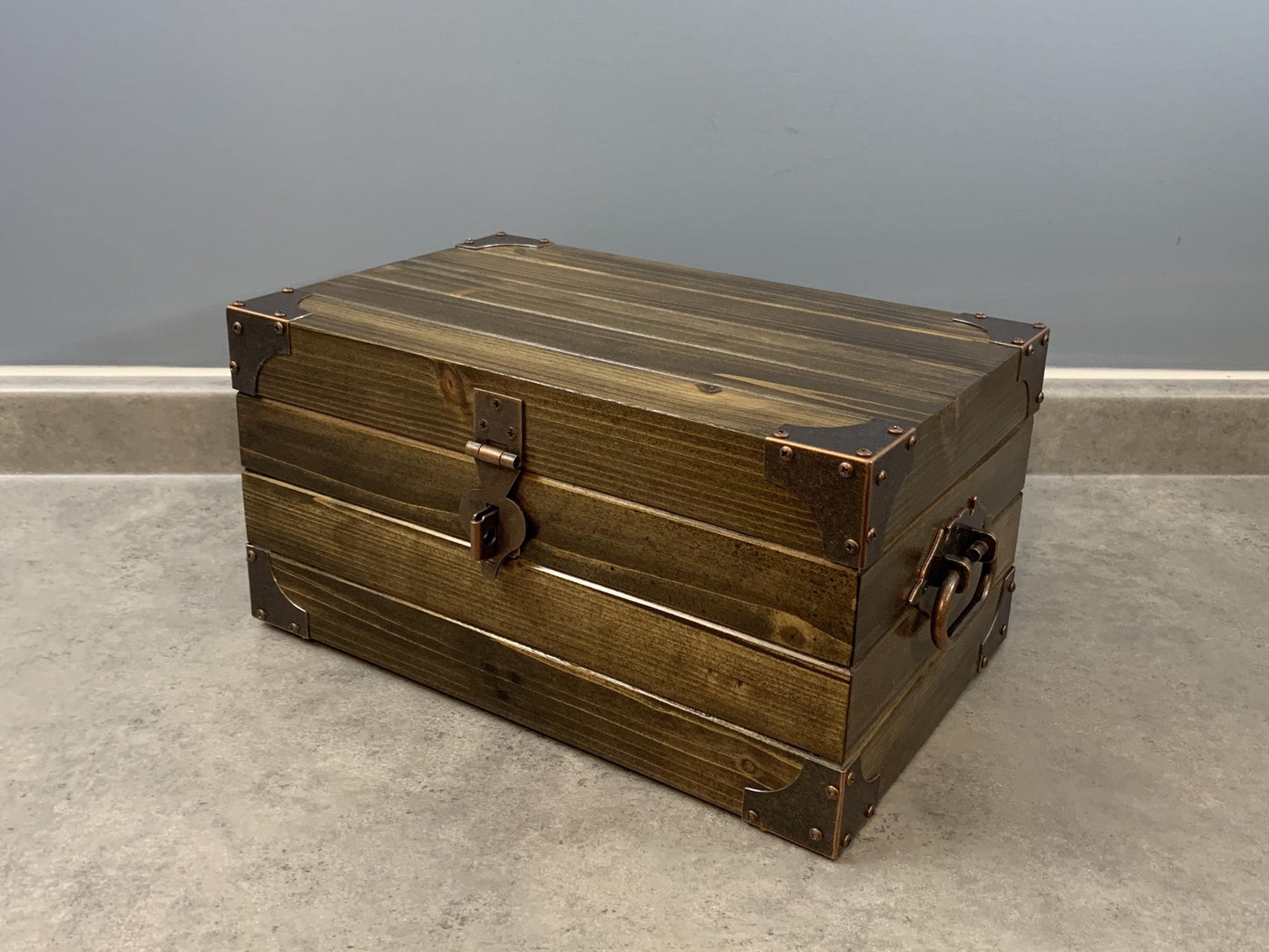 Rustic Cedar-Wood Storage Treasure Chest