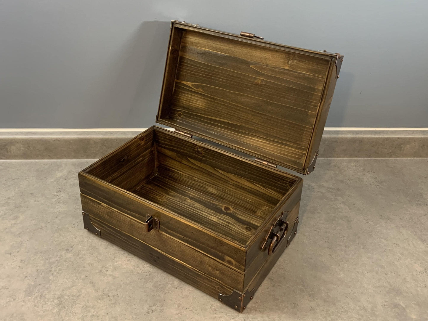 Rustic Cedar-Wood Storage Treasure Chest